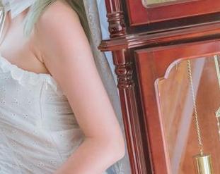 当Akisoso秋楚楚遇到贝尔法斯特女仆,结果竟让这图包充满了厚重的隐喻。