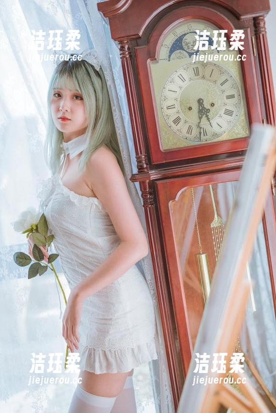Akisoso秋楚楚 当Akisoso秋楚楚遇到贝尔法斯特女仆,结果竟让这图包充满了厚重的隐喻。