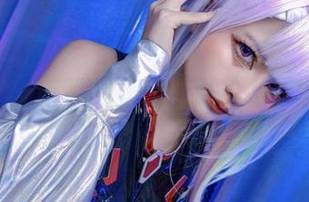 Azami的短裙写真，原图里的风吹动了我的思绪…