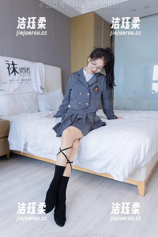 BoBoSocks袜啵啵-甜甜圈 BoBoSocks袜啵啵 - 虽然是牛仔裤,但这不是普通的穿搭,甜甜圈的写真让你眼前一亮
