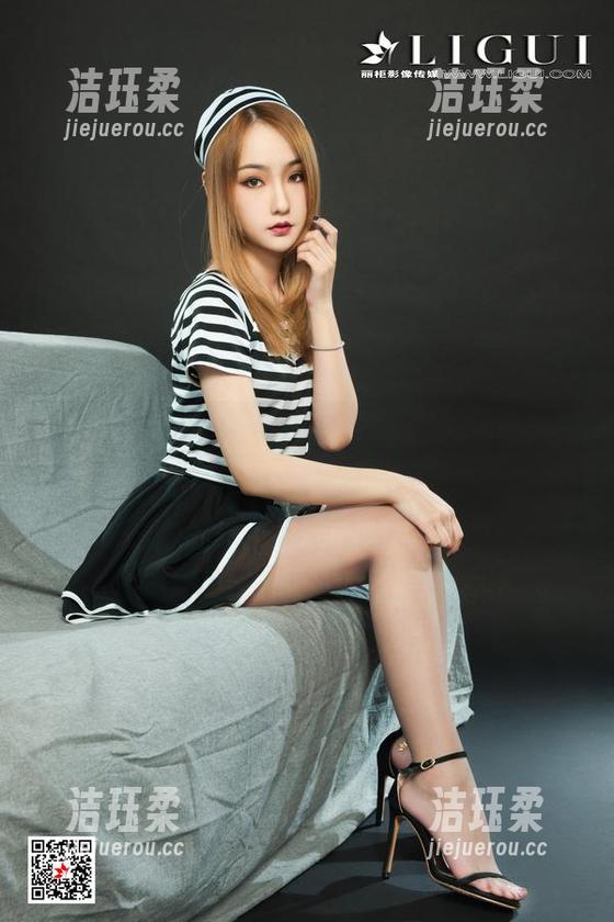 Ligui丽柜-心心 Ligui丽柜 - 心心的双生花写真,丝袜优雅地摩擦着感官,资源等你来体验!