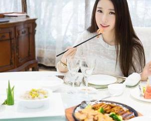 MiStar魅妍社 - 原图中的关思阳，那个比基尼的颜色我永远不会忘记—好像小时候的玩具。