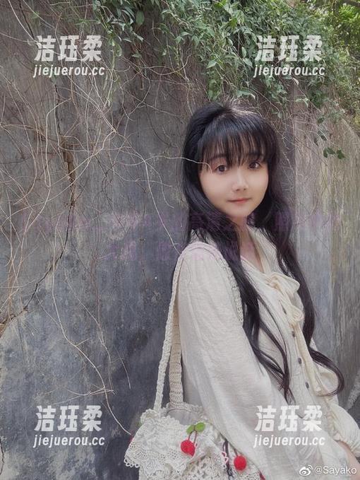 Sayako＿今年4岁的高清之旅，照片中的大凤，像在悄悄说话