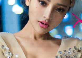UGirls尤果网 - 她是绮里嘉，女仆模式开启，好像把屋子都打扫干净了，却还是沉浸在美图中。