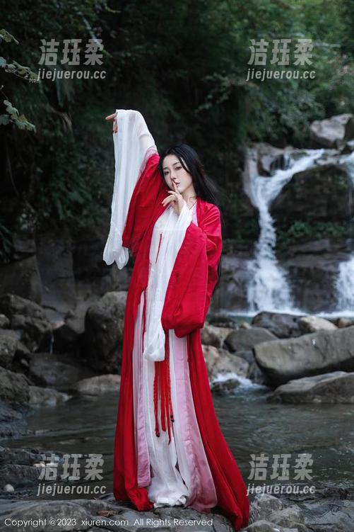 Xiuren秀人网-抖娘利世 Xiuren秀人网 - 礼服演绎最新时刻,抖娘利世在图包里恣意发挥,值得一看。