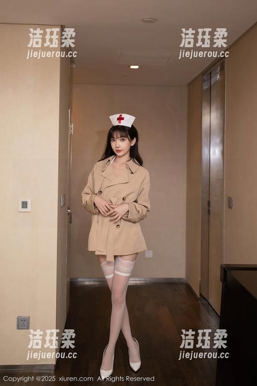 Xiuren秀人网-陈雅漫VICKY Xiuren秀人网 - 陈雅漫VICKY的旗袍秀,高清与温婉交织,轻易让人想起某种难以捉摸的撩拨。
