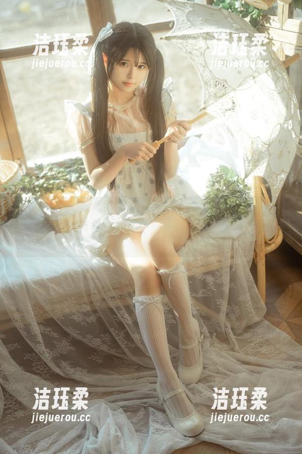 rua阮阮 他家泳池的水一如rua阮阮的状态,图片看得人目不暇接,下载技巧随便问。