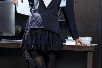 九柒喵的最新写真：桐生桔梗，让花和妆都害羞了起来～