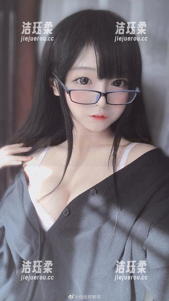 佳佳好难啊的cos新作——是谁想到了小熊和比基尼的组合？