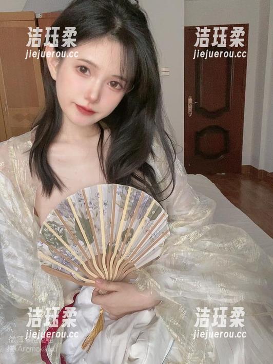 倦倦喵 蕾丝与喵:倦倦喵cos的时刻,图片里藏着静谧的倦意