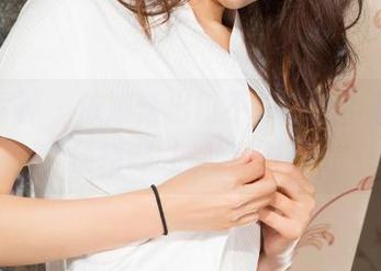 克拉女神 - 依娜丝出门不带钥匙,长腿随便搭哪儿都能进门!