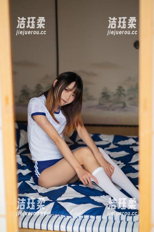 免费图集：兔子Zzz不吃胡萝卜的小花，让人对她的选择多了些思考。