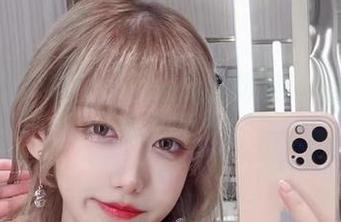 每次看啾小妍Deer的白丝都想问：网盘还剩多少存储？
