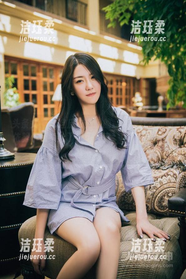 头条女神-阿依努尔瓦娅 头条女神 - 这皮衣定制的意义是什么?阿依努尔瓦娅给了我们答案,越野车都得甘拜下风!
