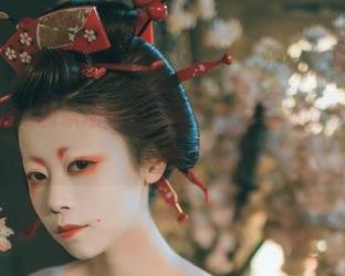 奈汐酱Nice的职场魔力：写真集分享她的职业装新风尚