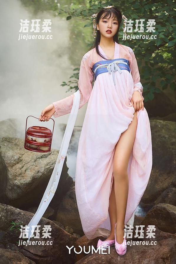 尤蜜荟 - 竟然是H杯陈若初的图片，问君何以如此迷人而危险，资源别藏着哦。