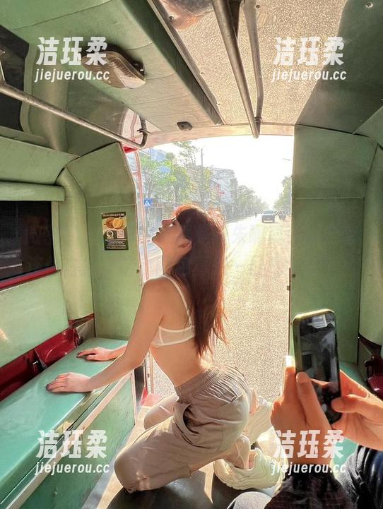微密圈 - 说真的，就是阿朱啊真会挑全套连体白丝，这个图包真想一口气全拿下！