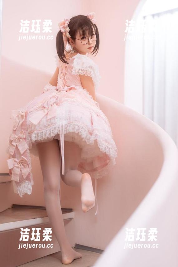 幼水铃衣 在幼水铃衣的双人校服图片合集里,校园生活再也不单调!