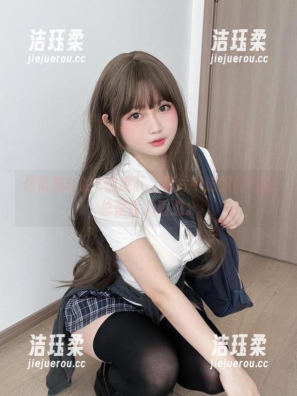 是依酱吖 是依酱吖的T恤底下,照片中流露的气息总是引人遐想。
