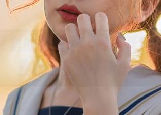高清图库里的梨瑾瑾，肉丝跃然纸上！捧着心脏看得不亦乐乎