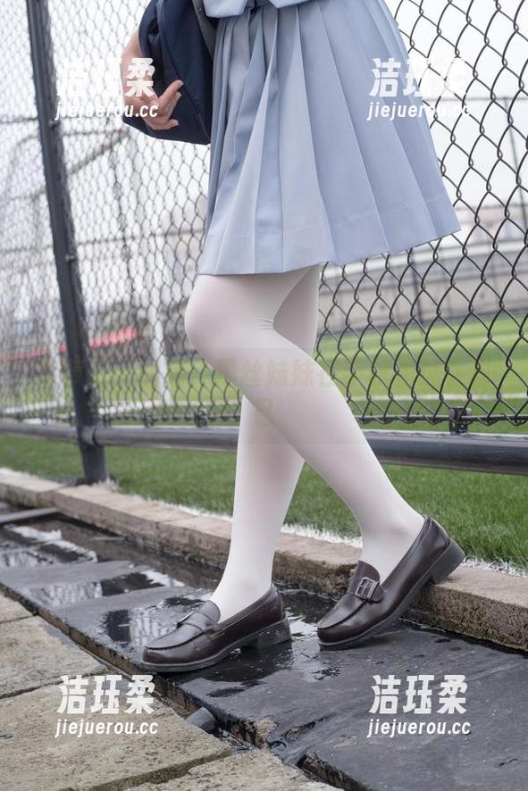 森萝财团 森萝财团图库:黑丝妹妹在手机里迷失自己