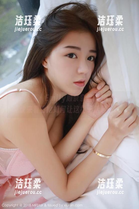 模范学院-Emily顾奈奈酱 模范学院 - Emily顾奈奈酱的JK图包,快来看看她如何让这裙子活起来!