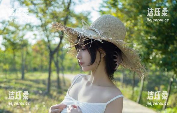 浅安安私拍这组美图，让我决定了！下次也要试试制服