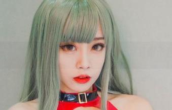 清颜颜子的原图奇葩:圣诞,果然被一顶红帽子盖晕了!
