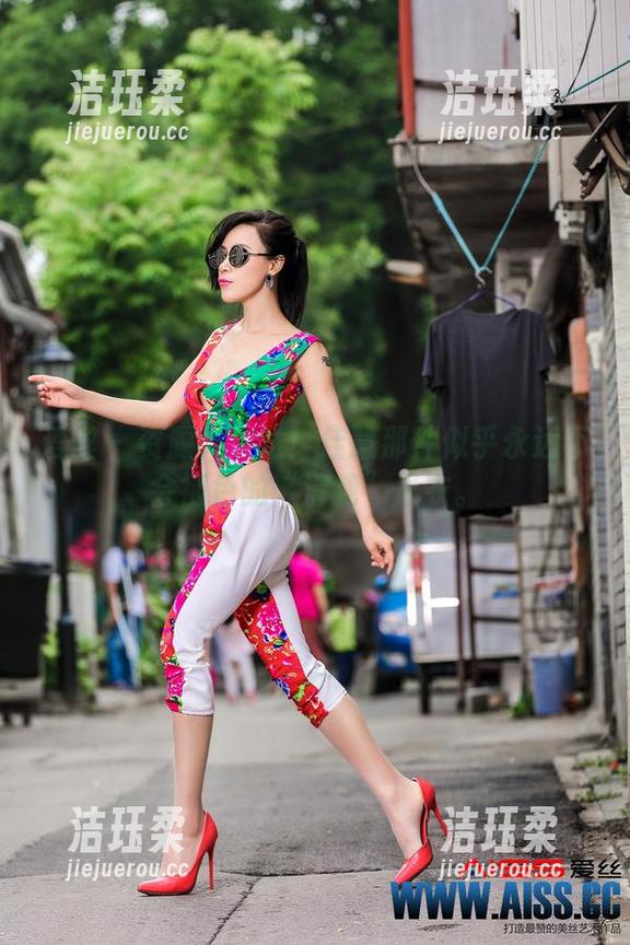 爱丝-佳慧 爱丝 - 资源大放送!佳慧那件似乎永远不会褪色的“清纯”风衣。