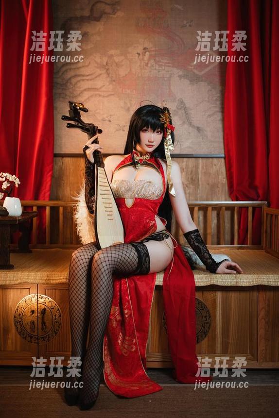 瓜希酱 瓜希酱图集:穿上爱蜜莉亚水晶礼服,连路灯都开始嫉妒她的光彩!