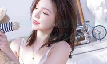白露Bululu在线:短裤不仅短,还能让你‘凝视’老师的家长会