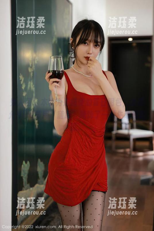 秀人网 - 本以为是随便的夏日图包，张思允Nice却用“随意”掩饰了一片生动和氤氲。