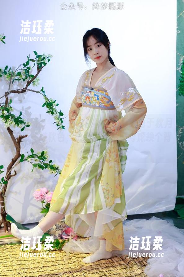 绮梦摄影-秋月 绮梦摄影 - 女生的白裙根本不逊色于秋月的那一抹秋色,摄影师要不要考虑换个背景呢?