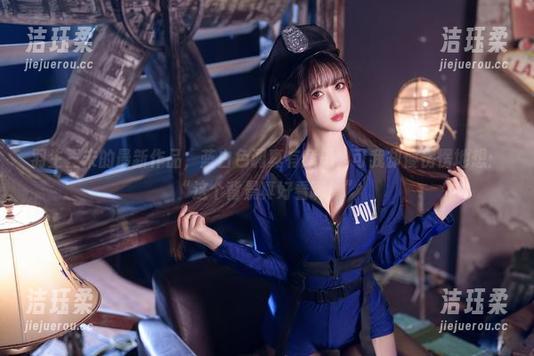 羽生三未 羽生三未的最新作品,蓝白色调真有意思,可我却傻愣愣地想:“这个背景真好看啊!”