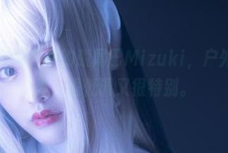 苍翠的大树和闲散的脱尾巴Mizuki,户外无圣光写真,很低调又很特别。