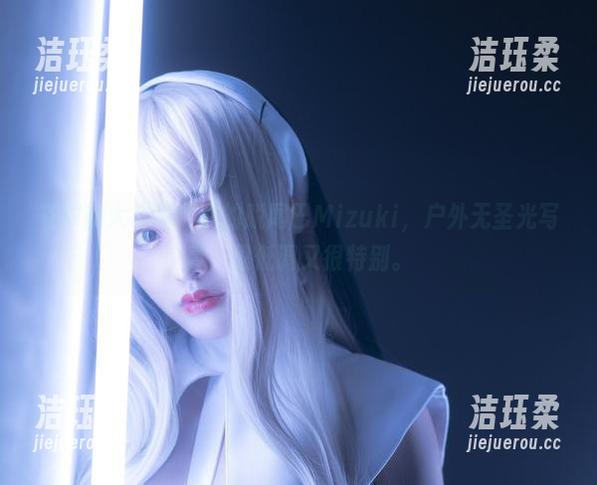 脱尾巴Mizuki 苍翠的大树和闲散的脱尾巴Mizuki,户外无圣光写真,很低调又很特别。