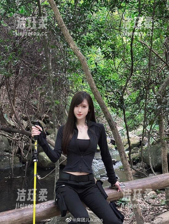 腐团儿Ikaros 私拍少女前线:腐团儿Ikaros的镜头下,她的每个动作都那么不经意却又好想看。