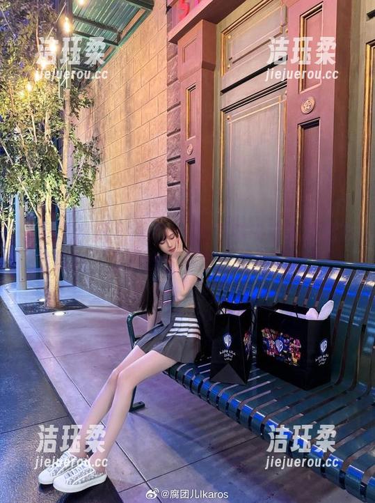 腐团儿Ikaros 又到了腐团儿Ikaros分享樱岛麻衣写真集的时刻,为啥我恨不得把她挂在墙上!