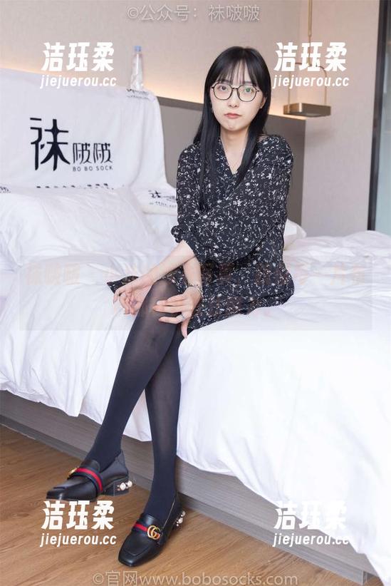 袜啵啵-小沫 袜啵啵 - 小沫的泳衣写真,貌似每一片布料都在争取注意力。