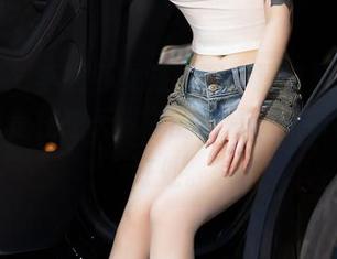 语画界 - 李丽莎女孩套图：精选那些“其实我只是在想天气”的表情，暗示得恰到好处。